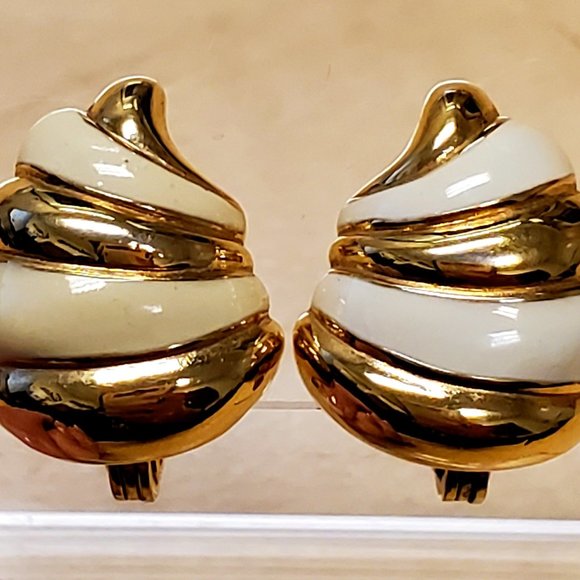Vintage Signed MONET Gold and Cream Enamel Shell Clip Earrings - Picture 11 of 11